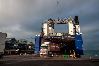 En France, les importations se stabilisent autour de 60 milliards d'euros, tandis que les exportations sont elles aussi "quasi stables" autour de 50 milliards (archives).